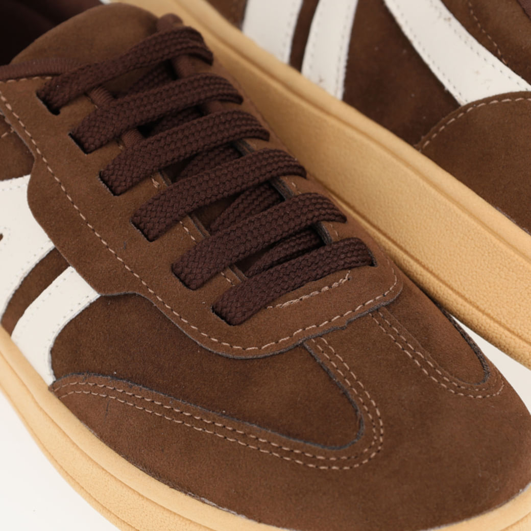 Tênis feminino Done Head café exibindo detalhes e conforto